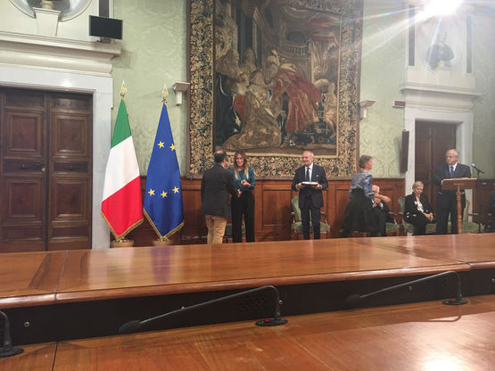 Il sottosegretario alla Presidenza del Consiglio dei Ministri, Maria Elena Boschi, consegna il Premio Matteotti a Gianluca Scroccu