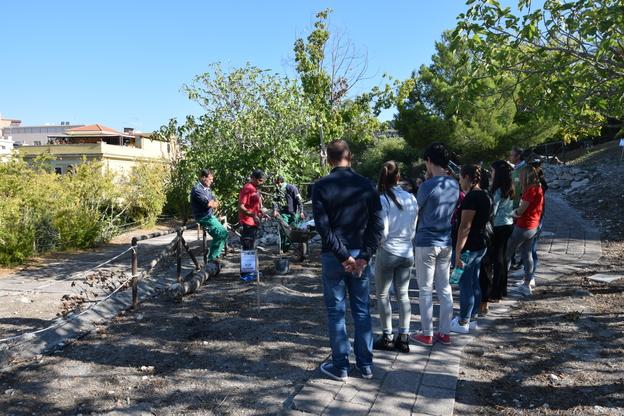 La dimostrazione pratica di uno dei giardinieri di UniCa Marco Pitzalis
