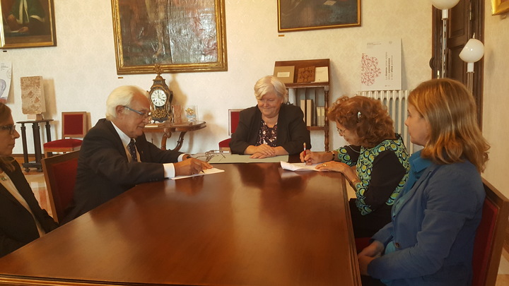 La firma sulle convenzione che istituisce il Premio di laurea "Alessandra e Valentina Marini"