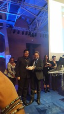 Luca Fanti premiato da Luca Giulio, manager GE Healthcare