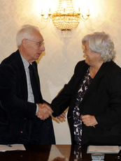 Stretta di mano tra il Rettore e il presidente della Fondazione Giorgio Macciotta