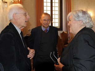Giorgio Macciotta (a sinistra) con Maria Del Zompo, Rettore dell'Università di Cagliari. Al centro, il professor Francesco Atzeni
