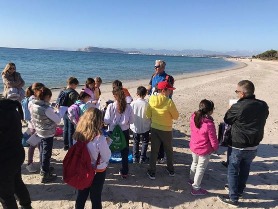 Il prof. Sandro Demuro in spiaggia al Poetto con i bambini delle scuole elementari di Quartu