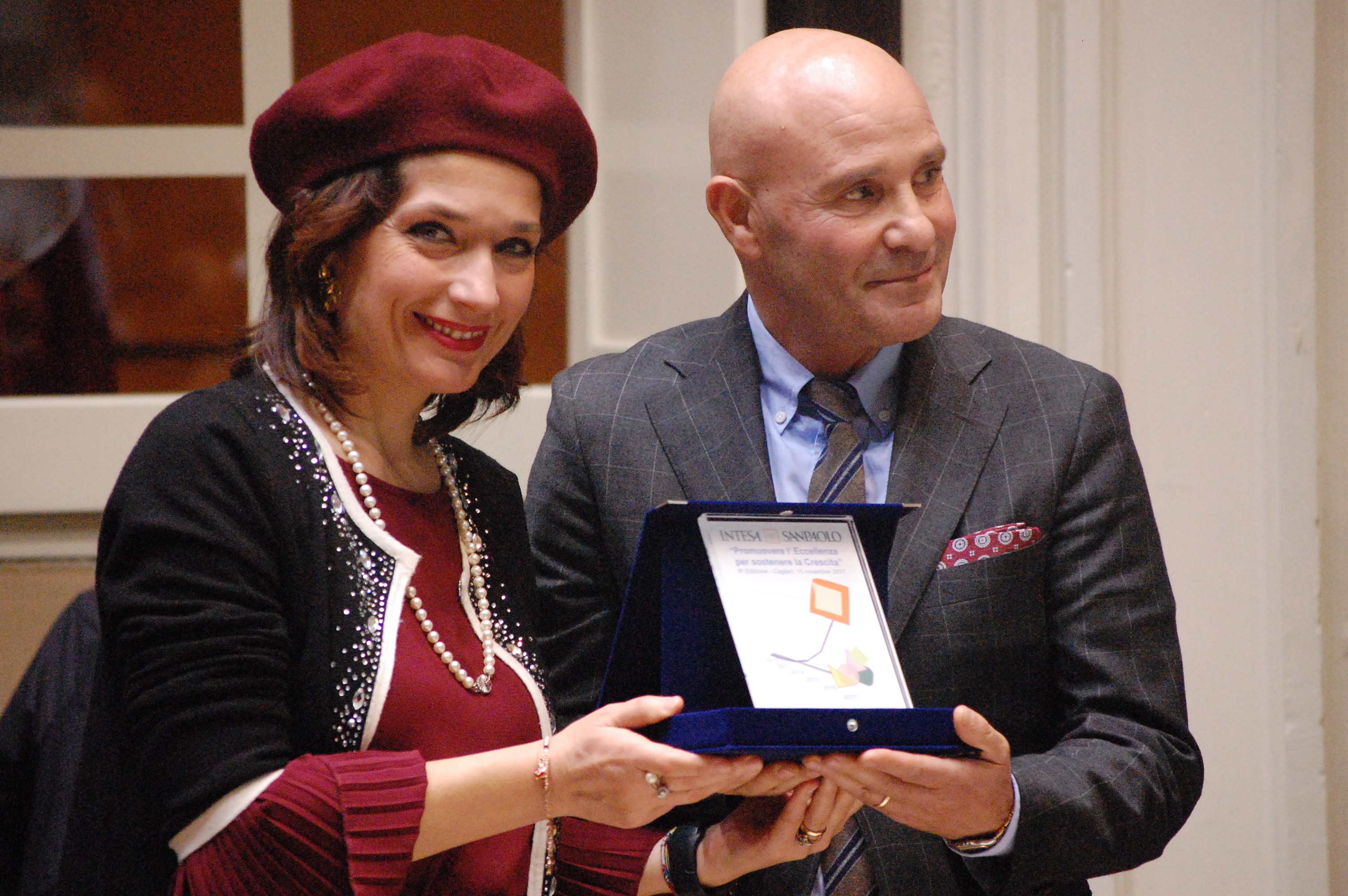 Maria Carmela Folchetti (Confartigianato) premia la ditta Chessa mangimi