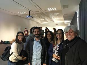 CeSAR, foto di gruppo del Rettore con alcuni studenti nelle aule del Blocco A