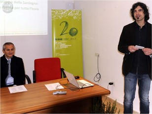 Gianluca Iiriti (a destra) con il direttore dell'Orto Botanico di UniCa, Gianluigi Bacchetta
