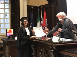 Loubna Mechlioui riceve la pergamena di laurea dalla professoressa Del Zompo