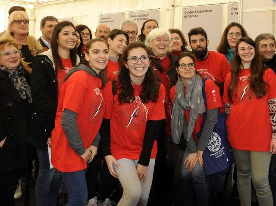 Il Rettore Del Zompo con un gruppo di studentesse e studenti alla Cittadella universitaria di Monserrato