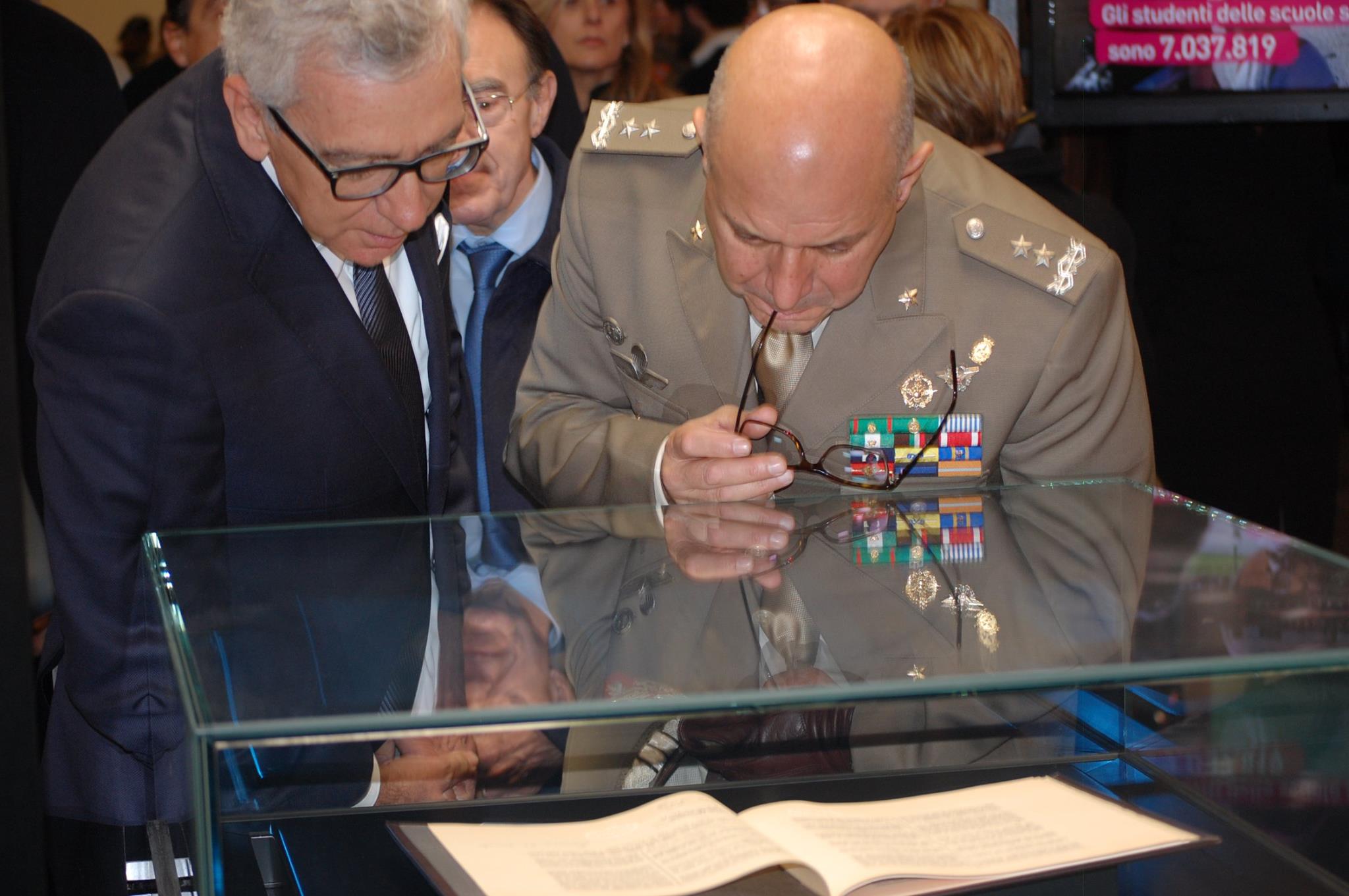 Il presidente Pigliaru e il comandante del Comando militare autonomo della Sardegna, gen. Giovanni Domenico Pintus