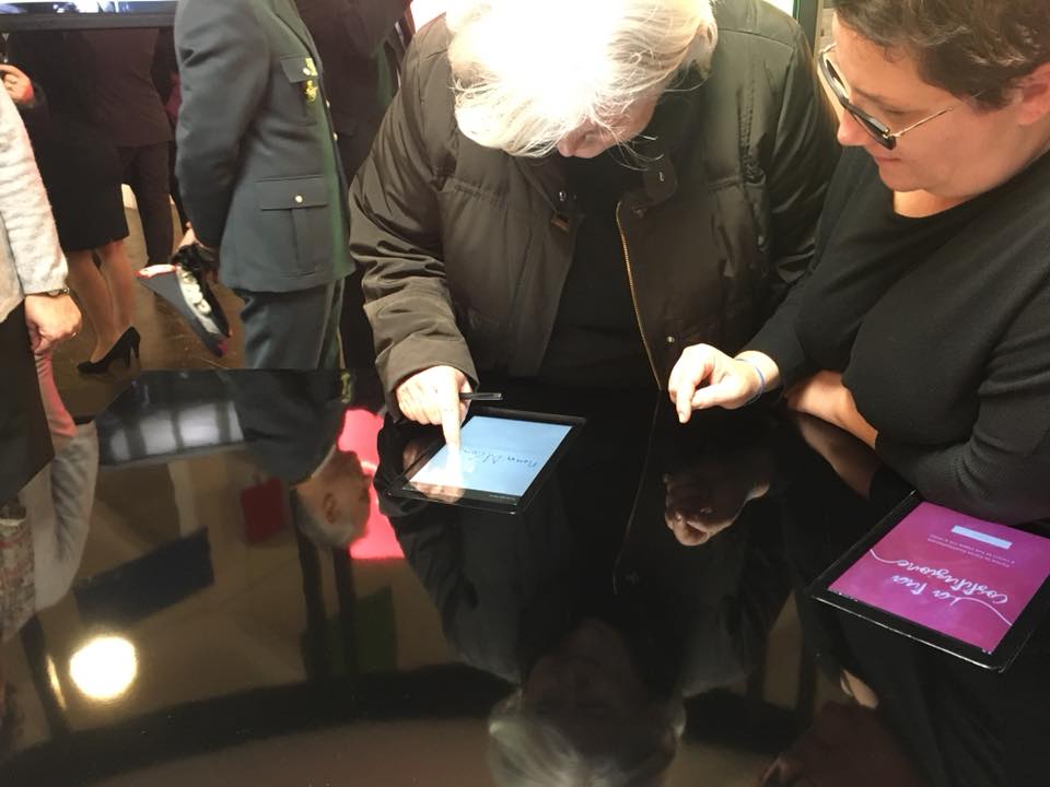 Il Rettore firma la Costituzione con il sistema virtuale allestito nella mostra