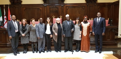 Foto di gruppo nell'aula magna del rettorato di Cagliari. Da sinistra: Michael Bwesigye, Elisabetta Marini, Alessandra Carucci, Charles Vura Obulejo, Patrizia Modica, Maria Del Zompo, Moses Ali, Isabella Soi, Elizabeth Paula Napeyok, Victor Acellam