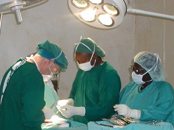 Operation Hernia: Equipe medica in Ghana