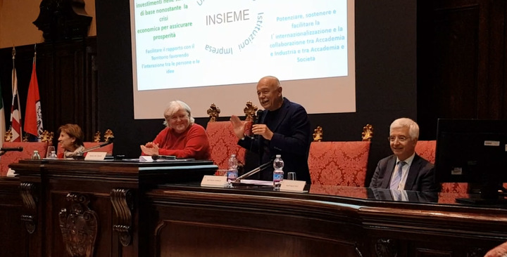L'intervento di Antonello Cabras, in piedi nella foto, all'Università di Cagliari il 17 gennaio 2018