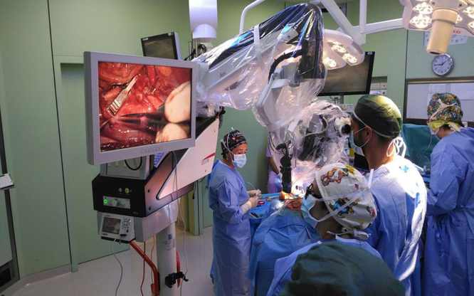 Policlinico universitario di Monserrato. Una fase dell'intervento di ricostruzione mammaria