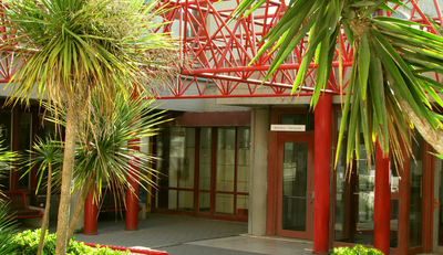 L'ingresso della Biblioteca Dante Alighieri di Studi umanistici, nota anche come "l'acquario"