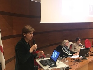 Micaela Morelli apre i lavori. Alla sinistra del pro rettore, Susi Ronchi e Anna Maria Musinu