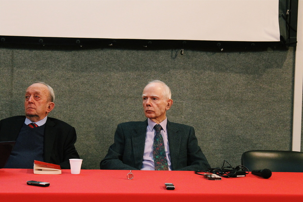 Il professor Sebastiano Seatzu. Accanto a lui, a sinistra nella foto, il linguista Tullio De Mauro