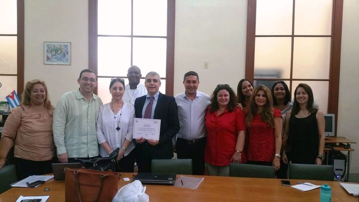 Carlo Pilia (al centro della foto), docente di Diritto Privato, a Cuba