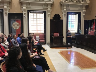 La professoressa Carucci illustra ai giovani statunitensi le peculiarità dell'ateneo di Cagliari