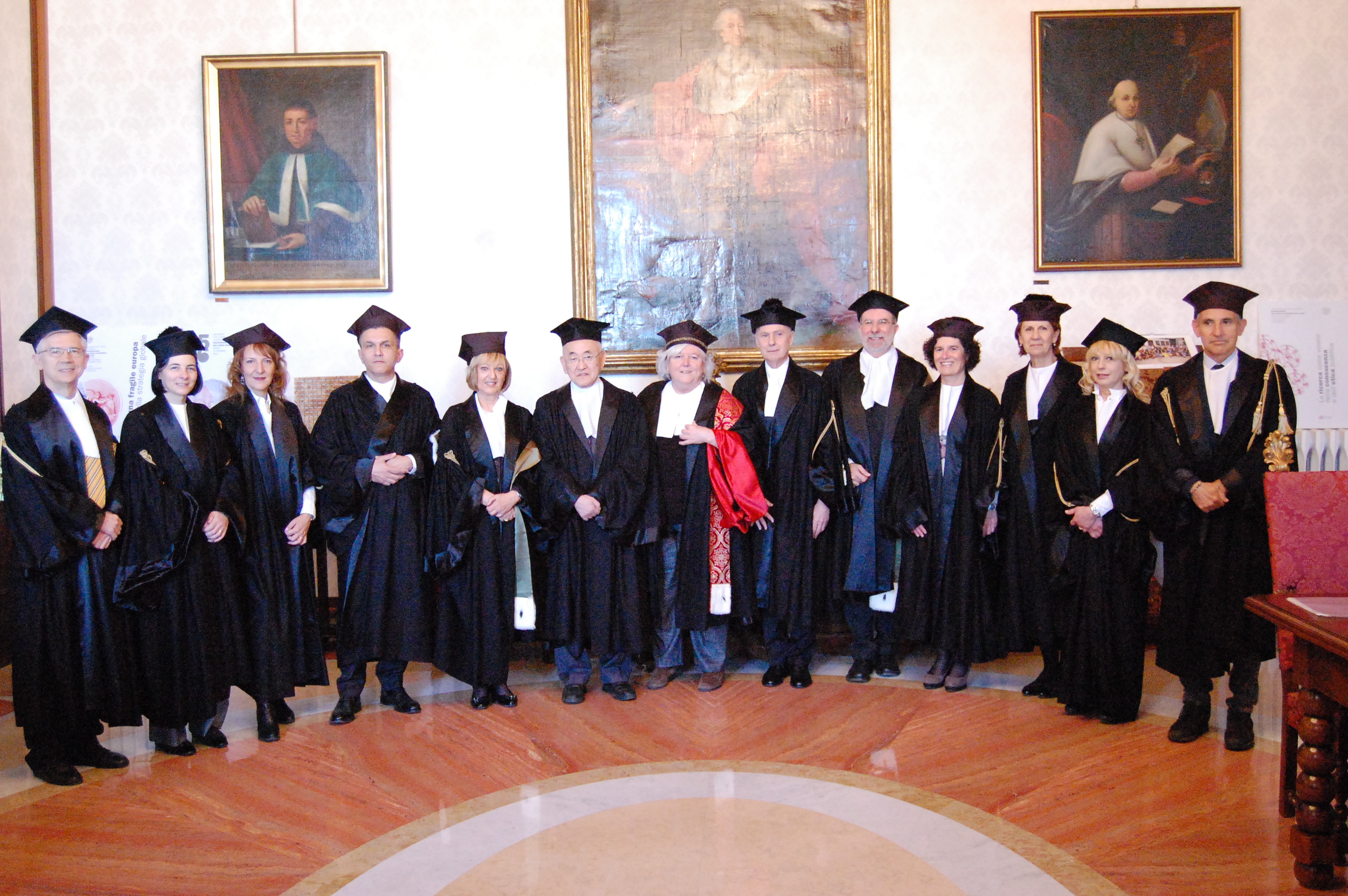 Foto di gruppo prima delle lauree honoris causa