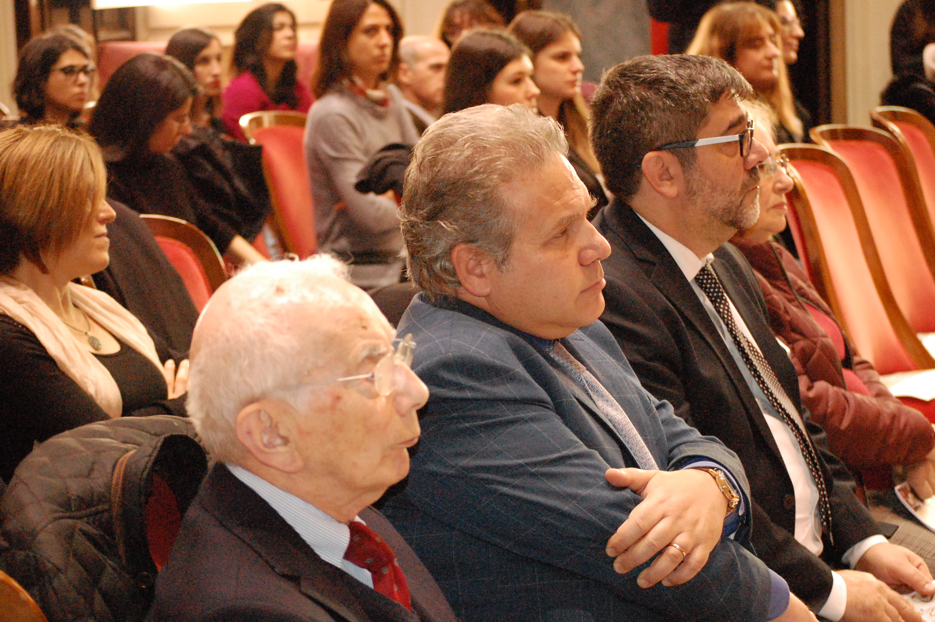 Lauree honoris causa, l'Aula magna: in prima fila, riconoscibili il prof. Del Giacco, il Direttore generale Aldo Urru, il professor Antonio Pusceddu
