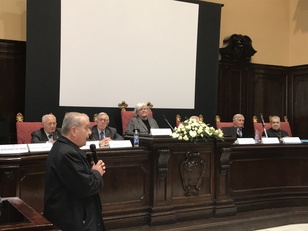 Una fase dell'intervento dell'arcivescovo di Cagliari, Arrigo Miglio