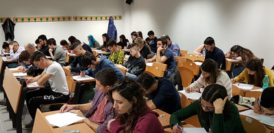 Studenti universitari impegnati nello svolgimento dei test per i Campionati di giochi matematici