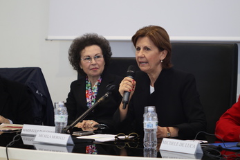 Da sinistra, Marinella Maucioni e Micaela Morelli. L'approfondimento sulla ricerca biomedica ha avuto un forte impatto su studenti e specializzandi accorsi all'aula Maria Lai della facoltà di Scienze economiche, giuridiche e politiche