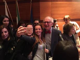 Al termine del seminario del pomeriggio, il Nobel si trattenne con gli studenti per gli immancabili selfie